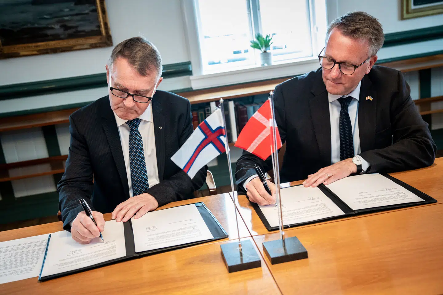 Daværende forsvarsminister Morten Bødskov (S) og Færøernes daværende landsstyremand for udenrigsanliggender Jenis av Rana underskriver en aftale om overvågning af Arktis og ny radar på Færøerne i Tinganes i Tórshavn torsdag den 9. juni 2022.