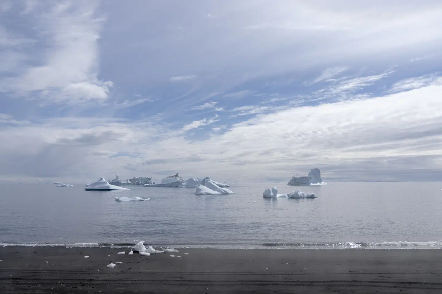 Isbjerge ligger i havet omkring Qeqertarsuaq i Grønland i juni 2024. Qeqertarsuaq ligger i hjertet af Diskobugten ud for den grønlandske vestkyst, hvor forskere fra Københavns Universitet har foretaget kerneboringer for at få historisk overblik over plastikforurening. (Arkivfoto).