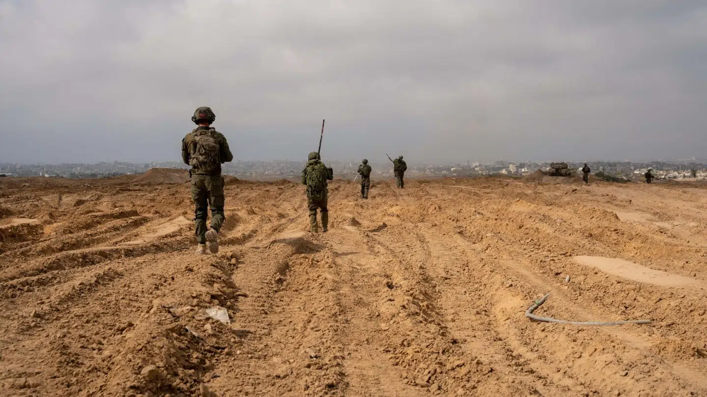 Her ses israelske landtropper angiveligt på vej ind i Gaza.