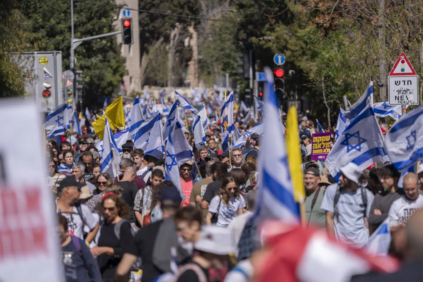 Tusindvis af demonstranter gik onsdag på gaden i Jerusalem i protest mod Israels regering. De er blandt andet utilfredse over, at kampene er genoptaget i Gaza.