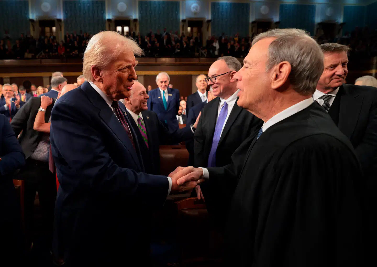 Donald Trump og præsident for USA's højesteret John Roberts. Foto: Win Mcnamee, Scanpix