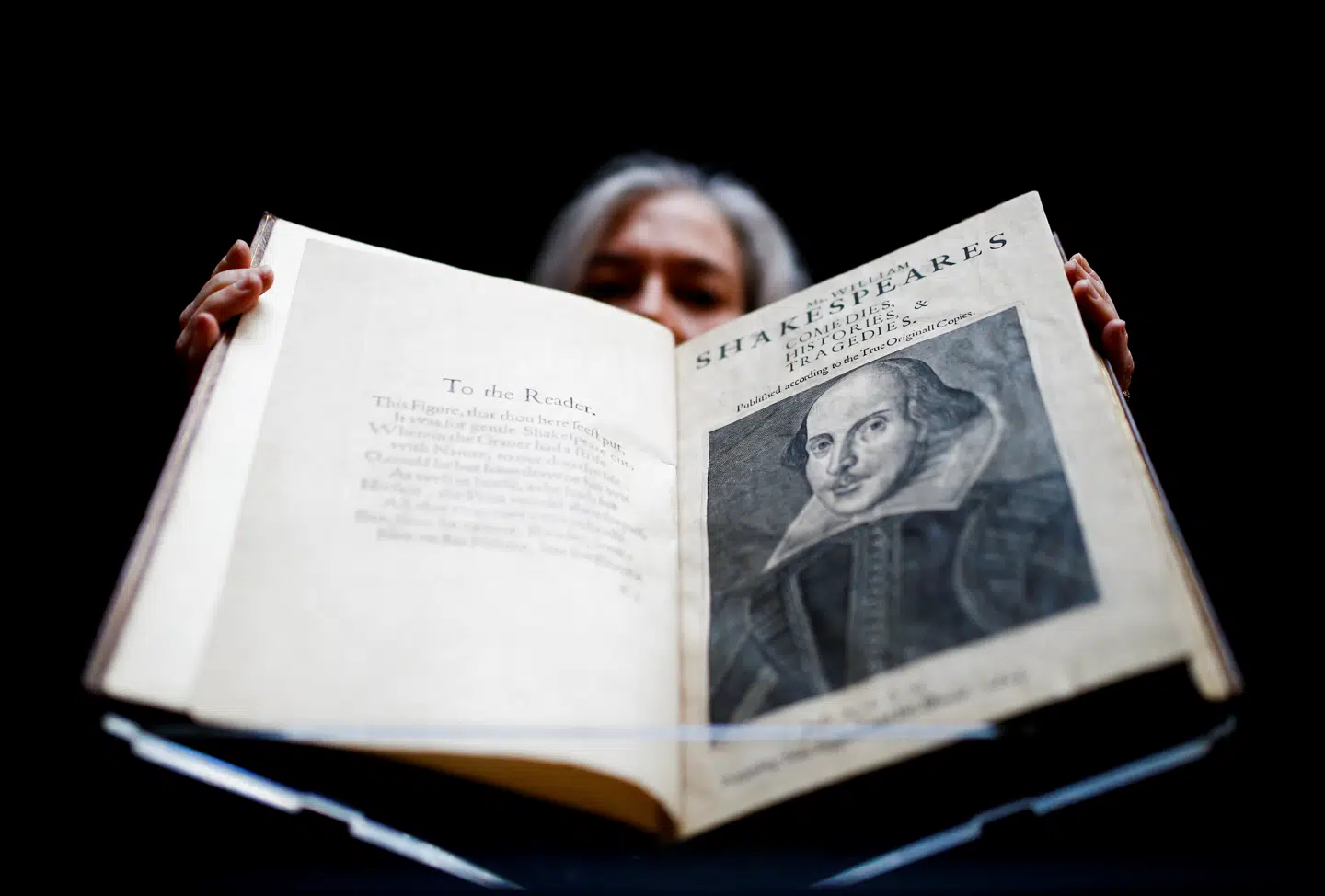 Shakespeare-museet i digterens fødeby, Stratford-upon-Avon, i Storbritannien, vil »afkolonisere« samlingen af sjældne genstande med relation til digterens liv. I 2020 blev en sjælden udgave af en samling af William Shakespeares dramaer og komedier fra 1623 (billedet) sat til salg på en auktion i New York . Bogen blev solgt for næsten 10 millioner dollar. Foto: Henry Nicholls/Reuters/Ritzau Scanpix