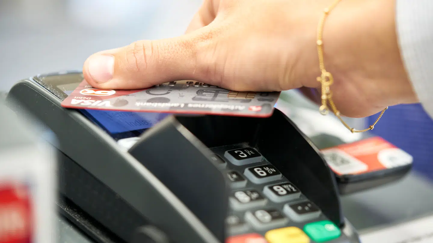 Foruden en opsparingskonto er det som regel også godt at overveje, om man skal investere uden for sin egen bank. Derudover kan det være godt at holde sine bankforretninger samlede.