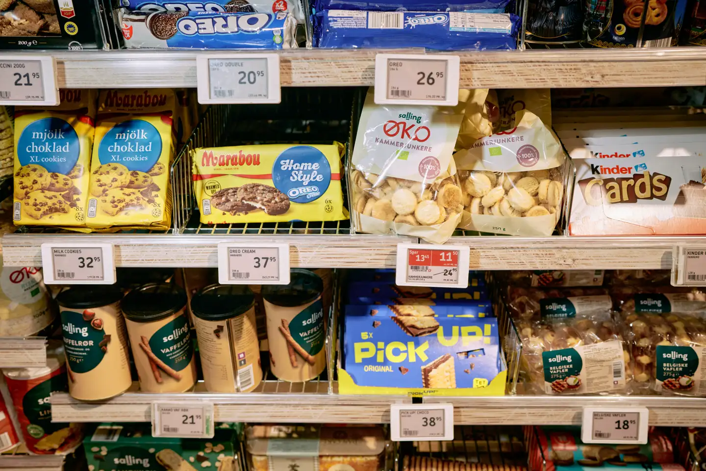 I marts rullede Salling Group en ny mærkeordning ud. Den betyder, at varemærker ejet af europæere markeres med en sort stjerne. Produkterne i forpakningerne behøver dog ikke være europæiske, og ordningen møder kritik og beskyldes for at vildlede kunderne.