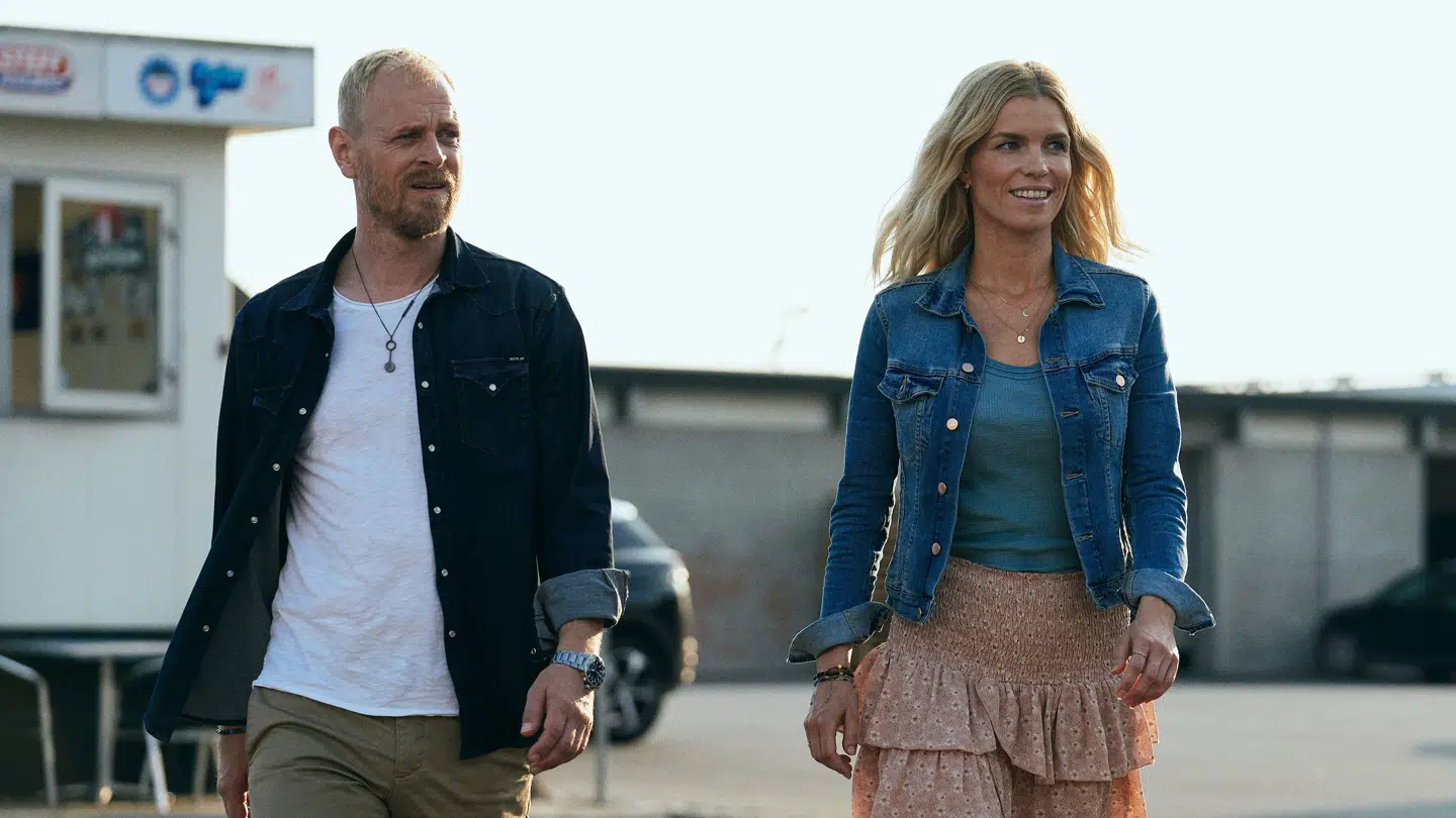 Carsten Bjørnlund og Marie Louise Bach, der havde hovedrollerne i den første sæson, er nu skiftet ud med Anne Louise Hassing og Allan Hyde.