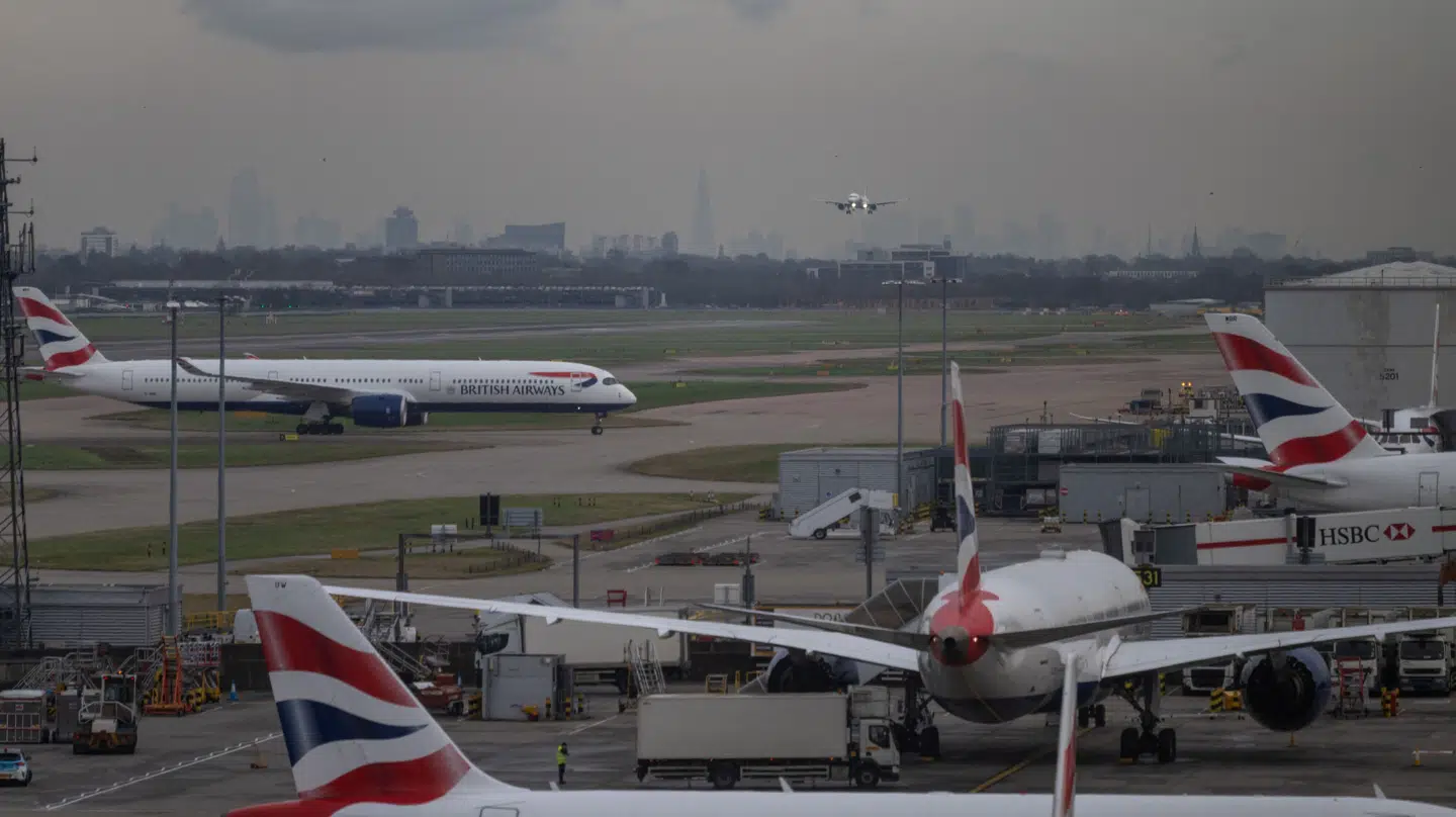 Flyene holdes fredag på jorden i Heathrow Lufthavn i den engelske hovedstad, London. Det skyldes, at en brand i en transformerstation forårsager betydelige strømafbrydelser i lufthavnen. (Arkivfoto).