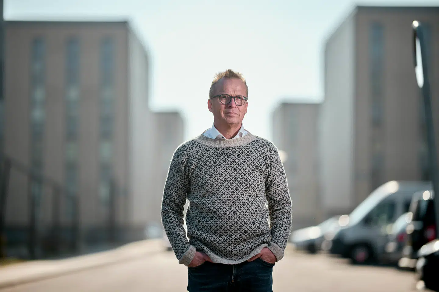 Keld Laursen, tidligere direktør hos Brabrand Boligforening, er frustreret over manglende handling. Som direktør for et af Danmarks største almene boligselskaber forsøgte han flere gange at advare om kriminalitetsproblemer.