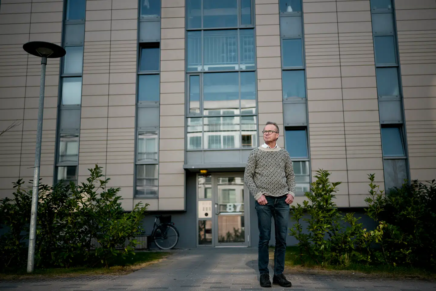 Keld Laursen, tidligere direktør hos Brabrand Boligforening, fotograferet i Bispehaven i Aarhus V, sendte i 2021 et notat om kriminalitetsproblemer i de udsatte boligområder i Aarhus Vest. Her advarede han også om problemer med kriminelle, der lever under jorden. Problemet eksisterer endnu.