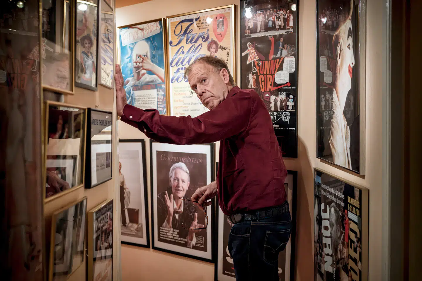75-årige Jan Hertz debuterer som den ældste standupper i Danmark. De sker på Comedy Zoo. Han er skuespiller og tidligere teaterchef og taler med sit show ind i debatten om aldersdiskrimination. Showet er forbudt for folk under 40 år.