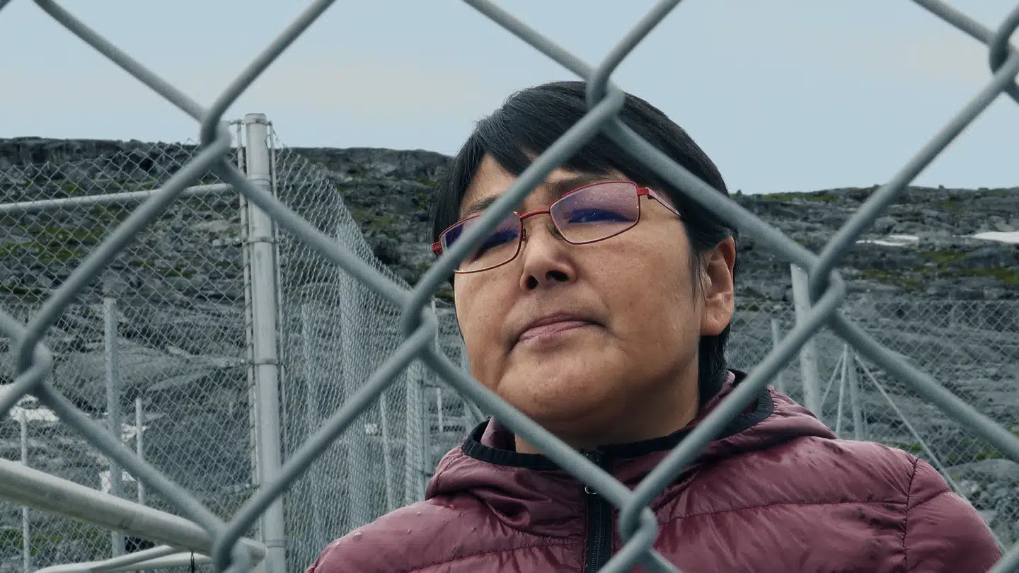Ruth bag tremmerne i fængslet i Nuuk i den grønlandske film »Walls – Akinni Inuk«.