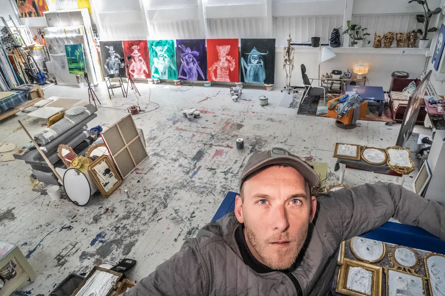 Kunstner Frederik Næblerød i sit atelier. Han er midt i forberedelsen til to udstillinger i hhv. Stockholm og Gl. Holtegaard.