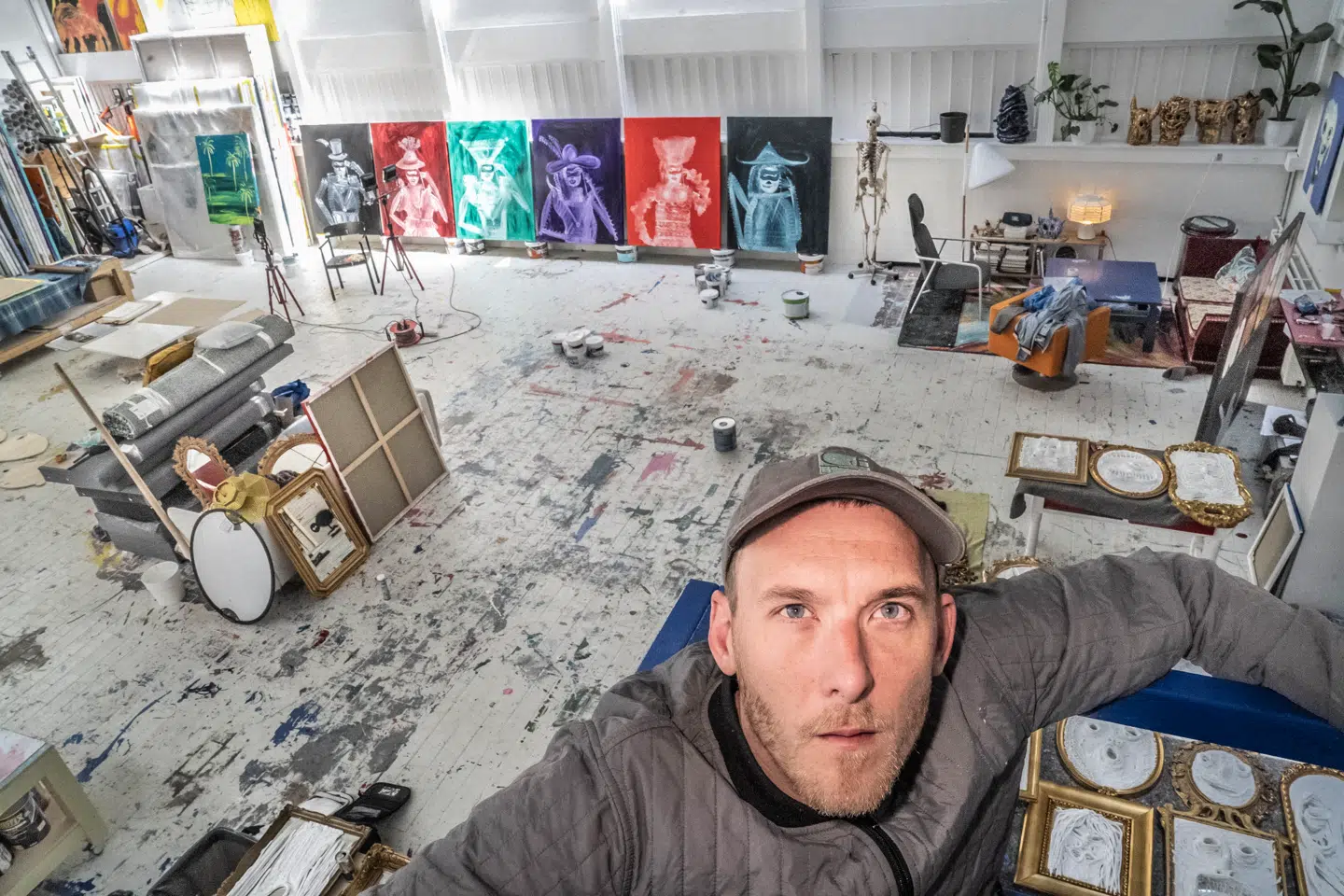 Kunstner Frederik Næblerød i sit atelier. Han er midt i forberedelsen til to udstillinger i hhv. Stockholm og Gl. Holtegaard.