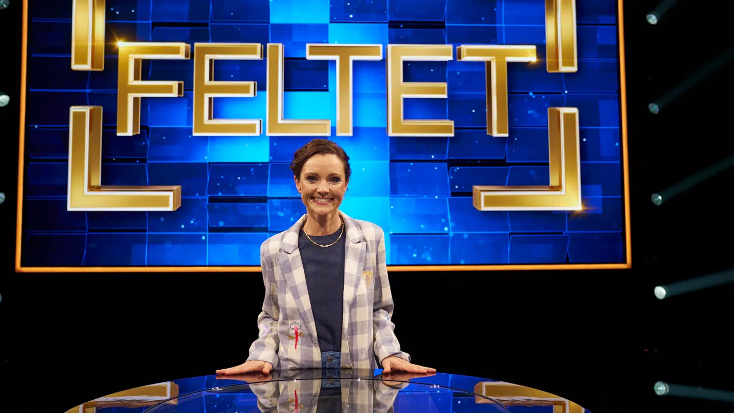 Lise Rønne er vært på TV 2s nye quizsatsning 'Feltet', hvor 64 deltagere stiller op med hver deres kategori og dyster om at være den klogeste i hele feltet. Foto: Henrik Ohsten / TV 2