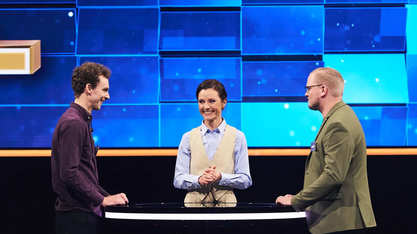 Lise Rønne er vært på TV 2s nye quizsatsning 'Feltet', hvor 64 deltagere stiller op med hver deres kategori og dyster om at være den klogeste i hele feltet. Foto: Henrik Ohsten / TV 2