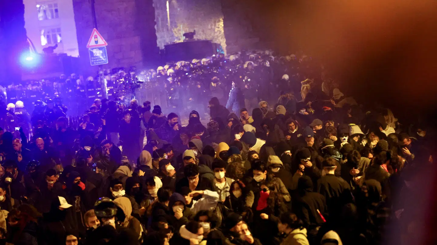 Der er massevis af mennesker på gaden i den tyrkiske by.