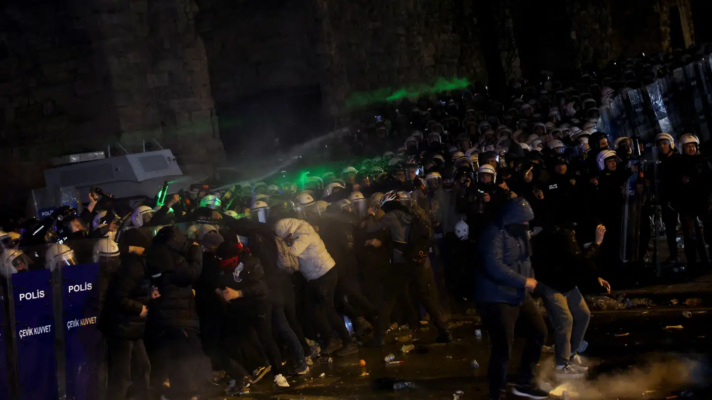 Politiet er massivt til stede ved demonstrationen.