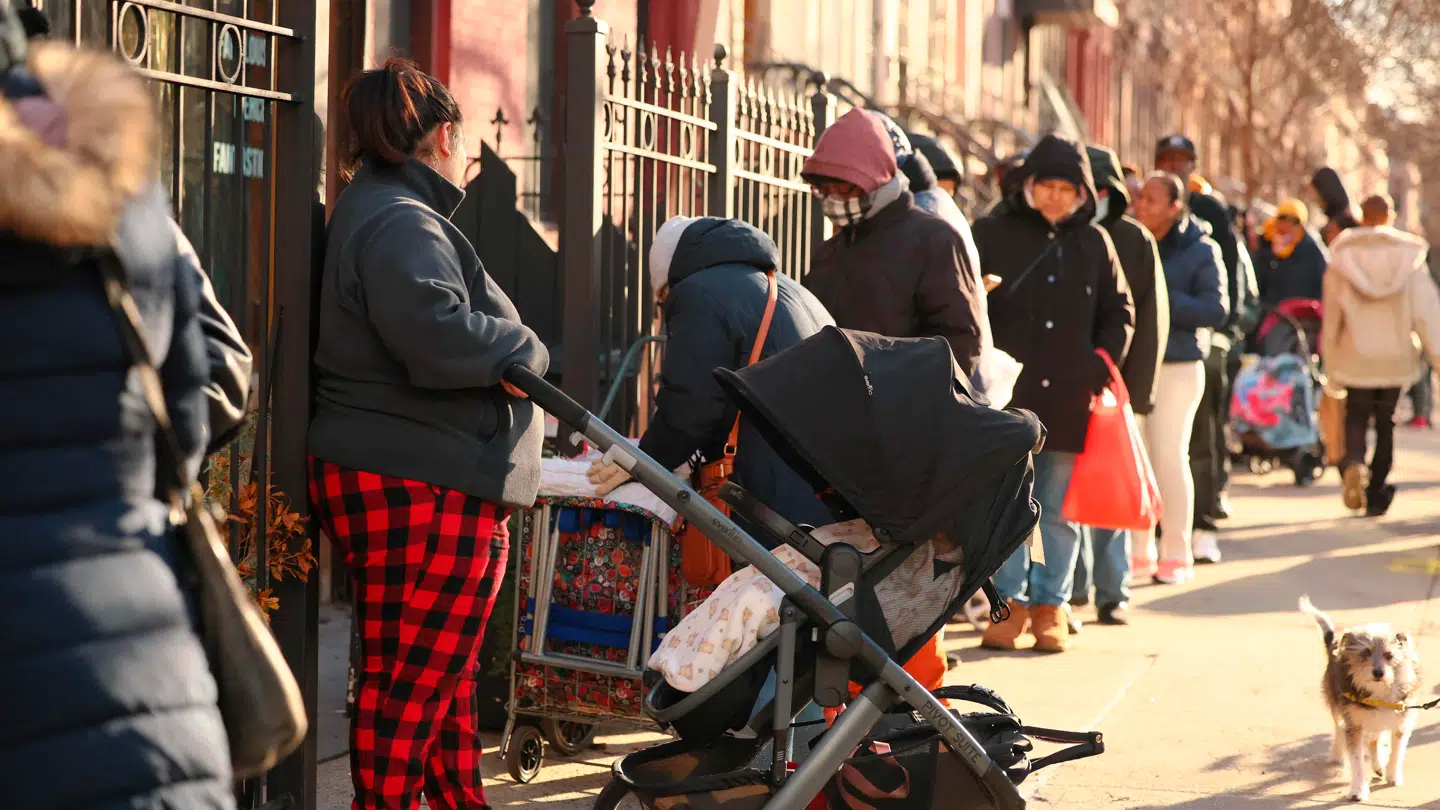 Der var lang kø til de gratis æg.