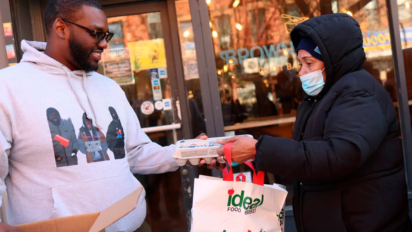 Der blev delt 100 kartoner ud i Harlem.