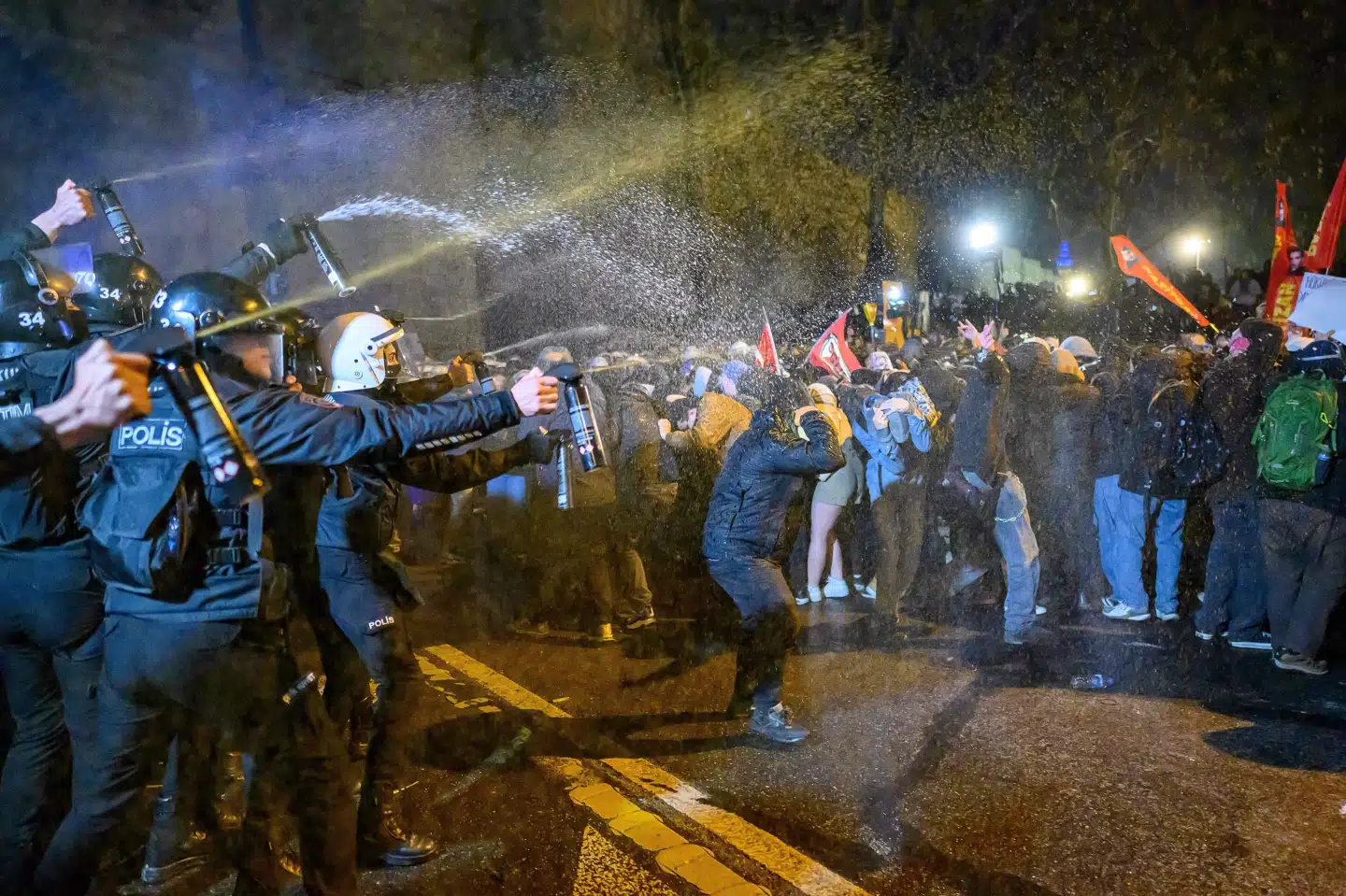 Tusindvis af mennesker har demonstreret mod anholdelsen af Istanbuls borgmester, Ekrem Imamoglu. Billedet er fra fredag nær rådhuset i Istanbul.