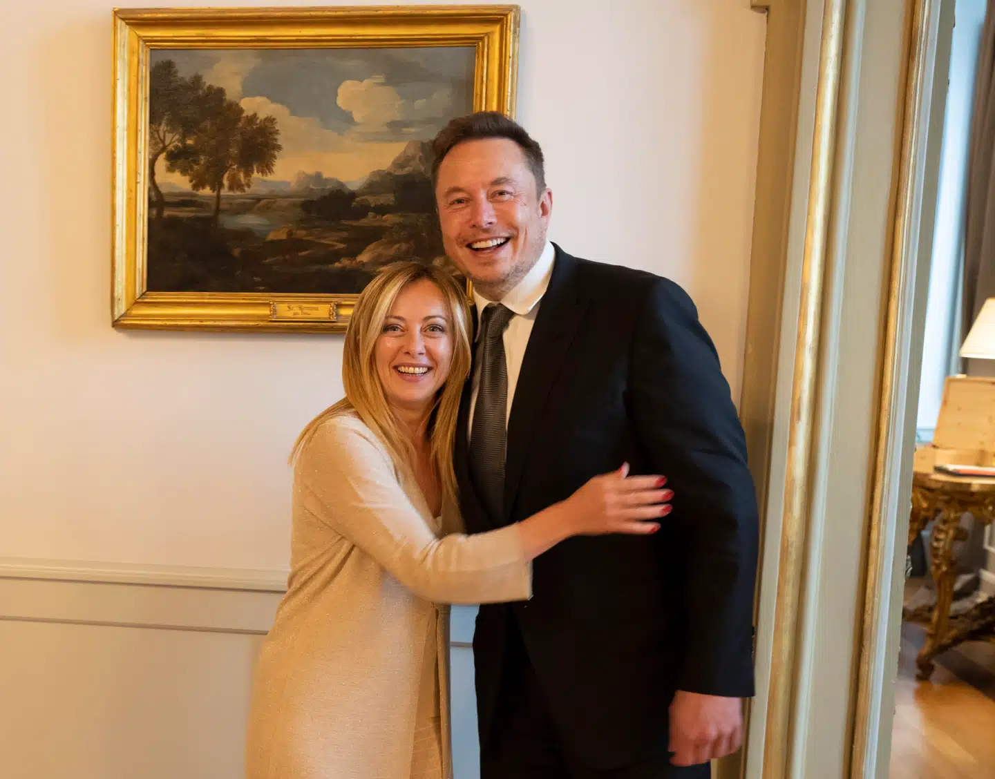Den italienske premierminister, Giorgia Meloni, har længe haft et godt forhold til Elon Musk, men nu er en stor aftale mellem Italien og Musks Starlink endt i dødvande.