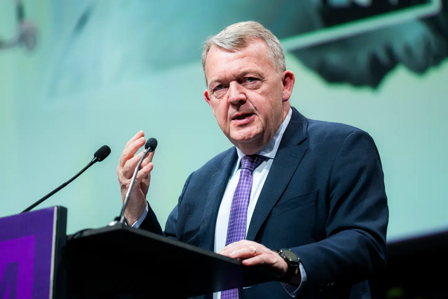 Lars Løkke Rasmussen taler på scenen ved Moderaternes årsmøde i Bella Center i København lørdag den 22. marts 2025.