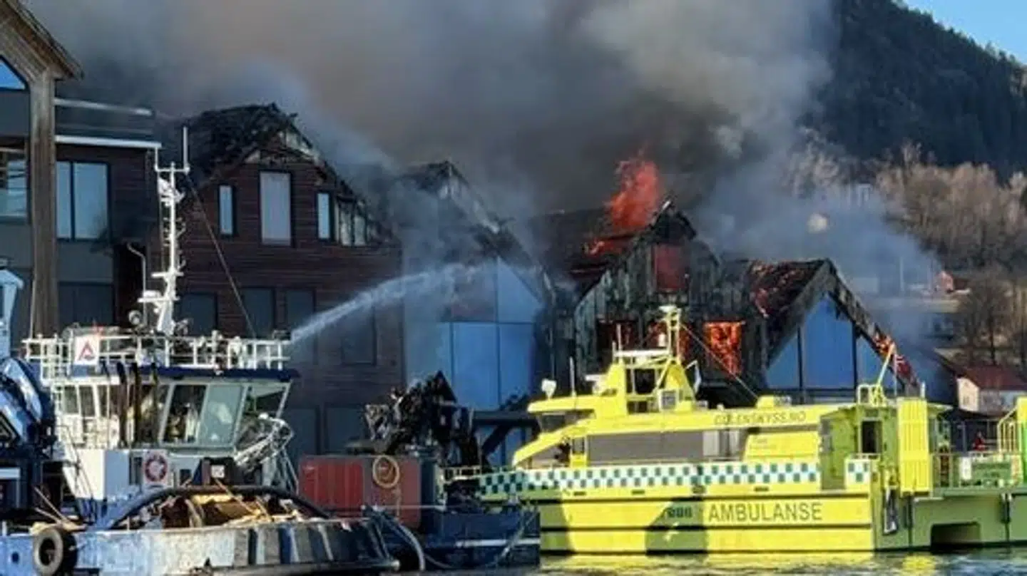 Beredskabet kæmper med flammerne i Tyknes.
