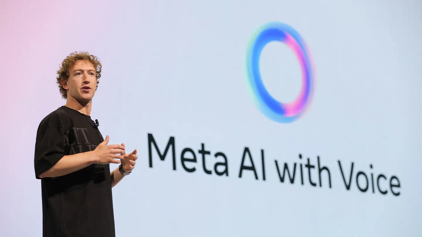 Meta står udover Facebook og Instagram bag en række apps og services. Her ses Tech-virksomhedens administrerende direktør, Maark Zuckerberg, under en præsentation af sin AI-service Meta AI with Voice sidste år.