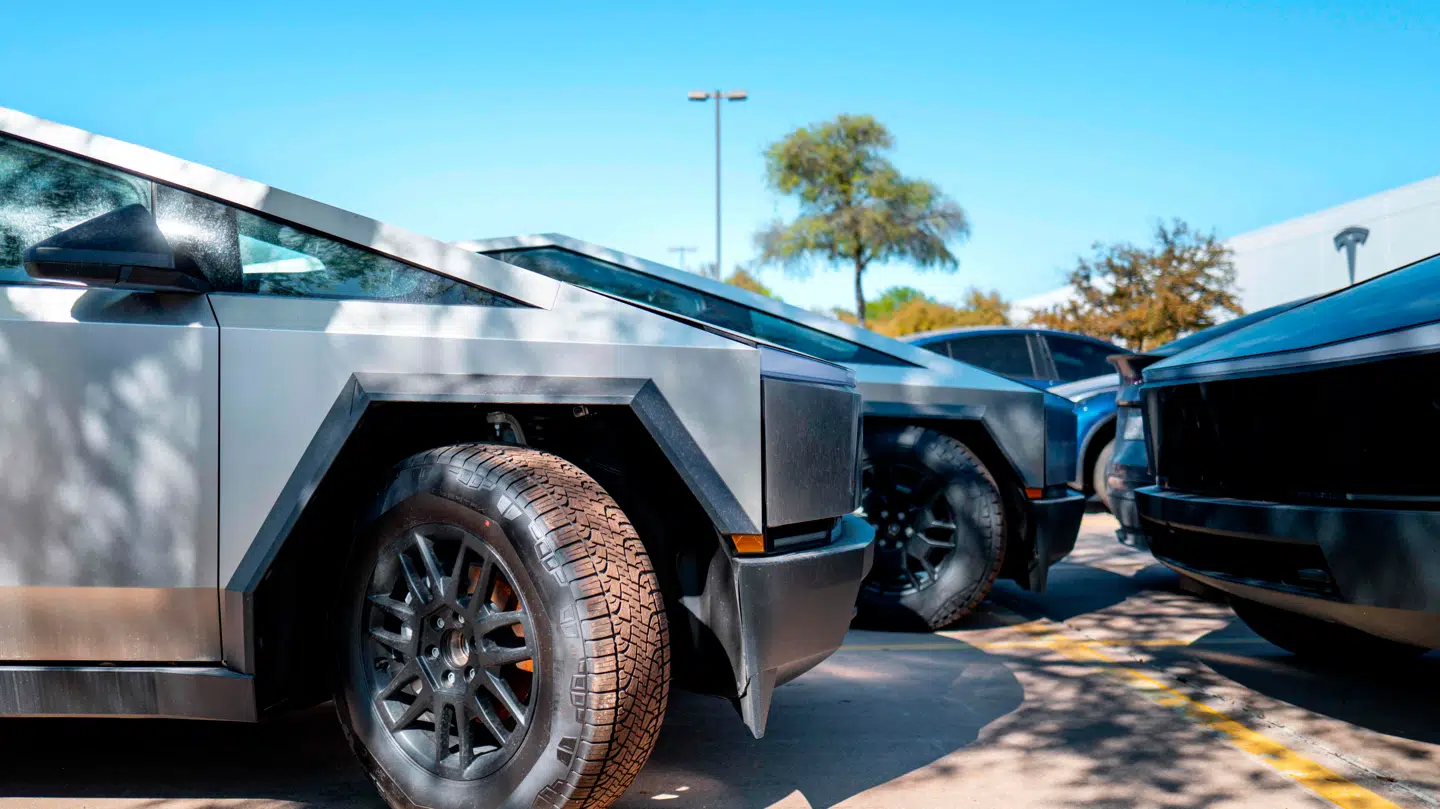 Angreb mod Tesla-biler er steget markant efter Donald Trumps indsættelse.