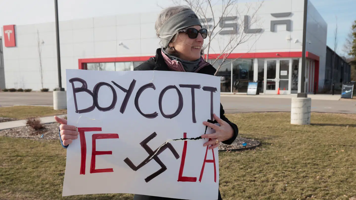 Der har også været demonstrationer, der opfordrer til boykot.