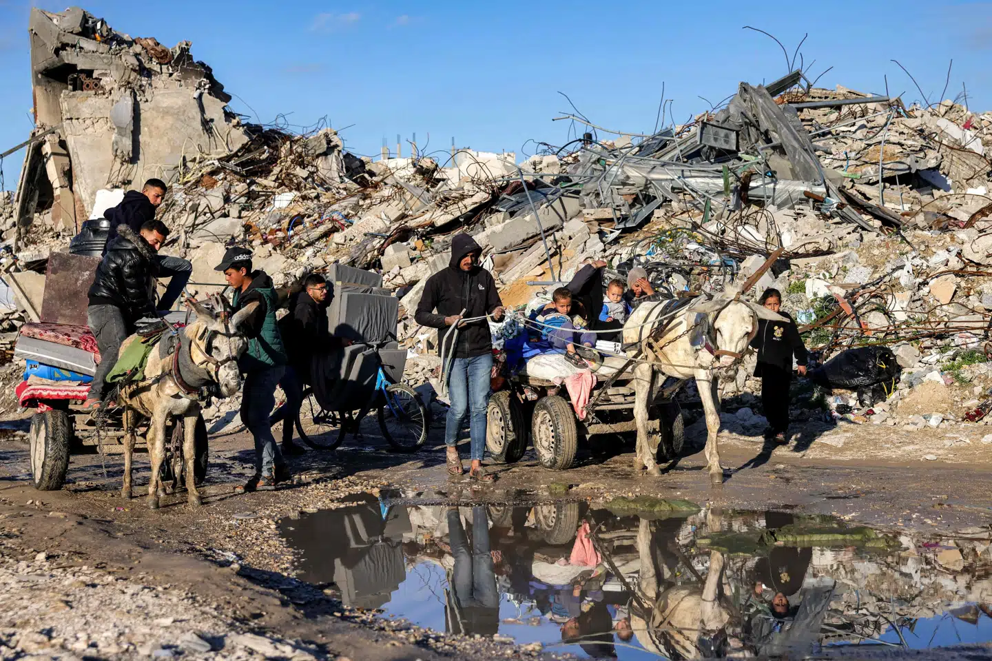 Folk på flugt fra byen Beit Lahiya ankommer i Gaza By, efter at Israel igen har intensiveret sine angreb i Gaza.