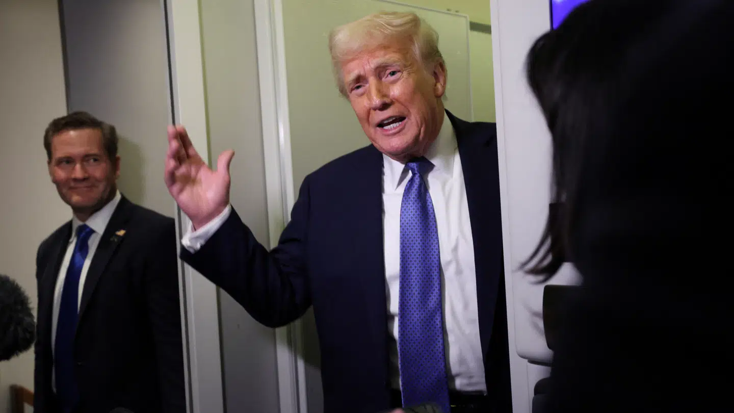 USAs nationale sikkerhedsrådgiver, Mike Waltz, ses her i baggrunden for Donald Trump. Mike Waltz er en del af den amerikanske præsidents helt tætte inderkreds.