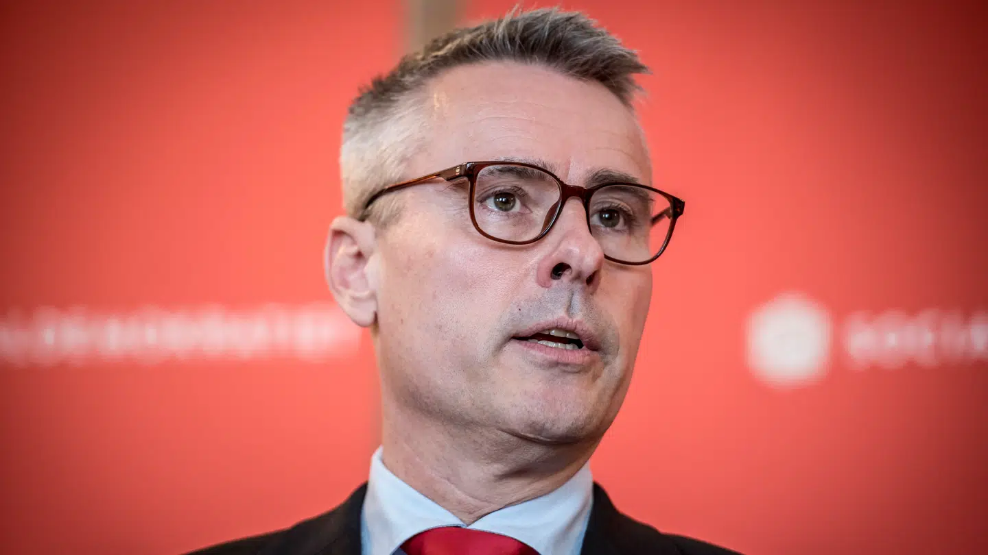 Den tidligere fremtrædende socialdemokratiske folketingspolitiker og minister Henrik Sass Larsen er tiltalt for besiddelse af børneporno. Her er fortællingen om manden hvis politiske karriere bød på flere nederlag.