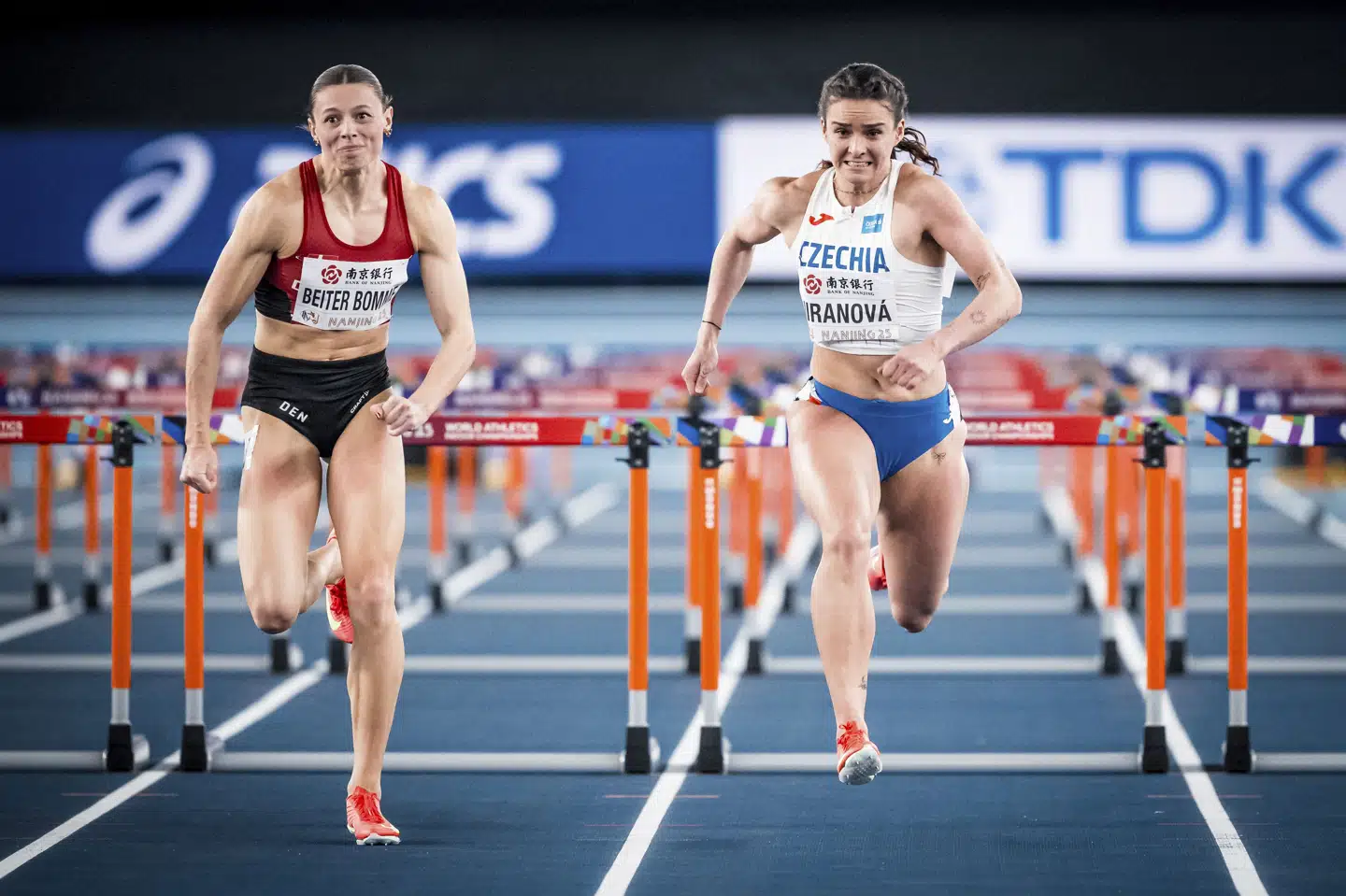Ida Beiter Bomme (til venstre) kæmpede sig forgæves i mål i semifinalen.
