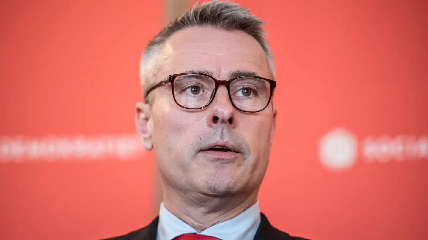 Henrik Sass Larsen nægter sig skyldig i alle anklager mod ham.