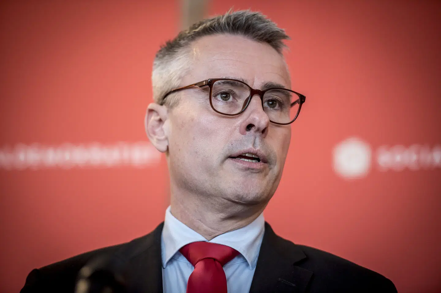 Henrik Sass Larsen er tidligere erhvervs- og vækstminister. Han var medlem af Folketinget fra 2000 til 2019 og er i forbindelse med tiltalerne imod sig stoppet som direktør i Aktive Ejere.