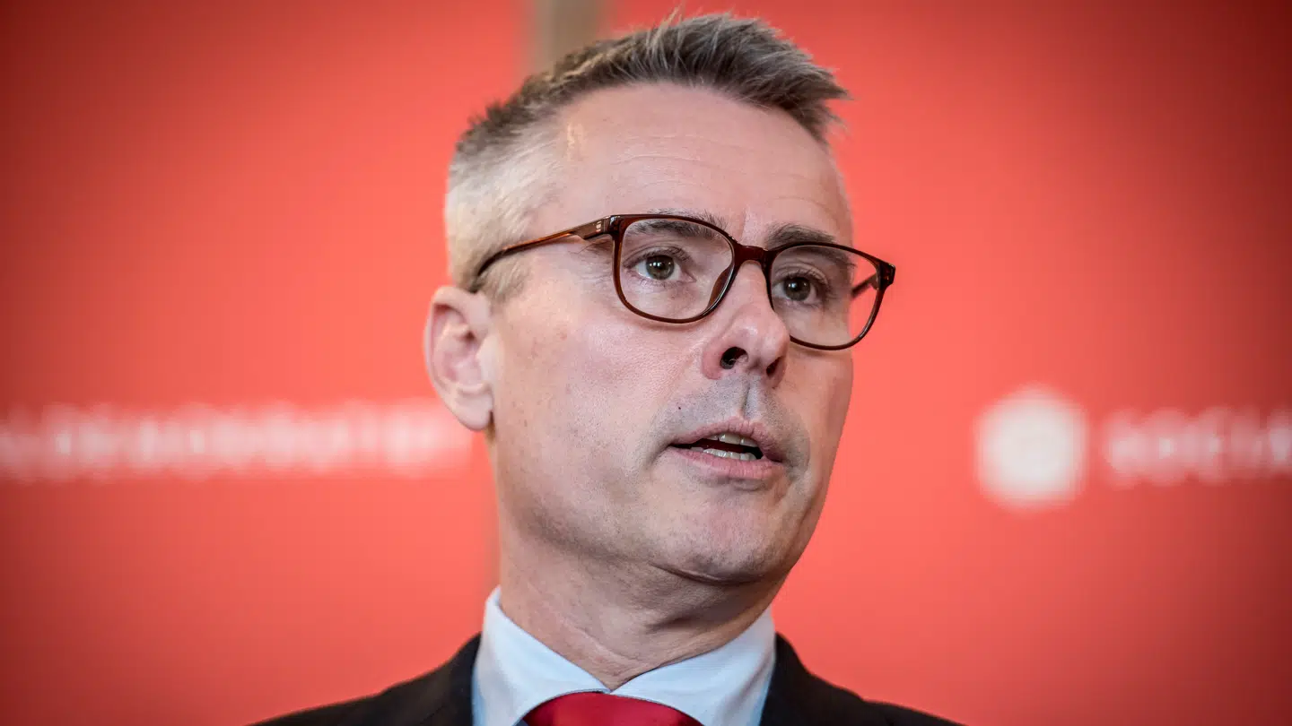 For en uge siden blev anklageskriftet forkyndt for Henrik Sass Larsen, hvilket betyder at medierne får indsigt i dag mandag.