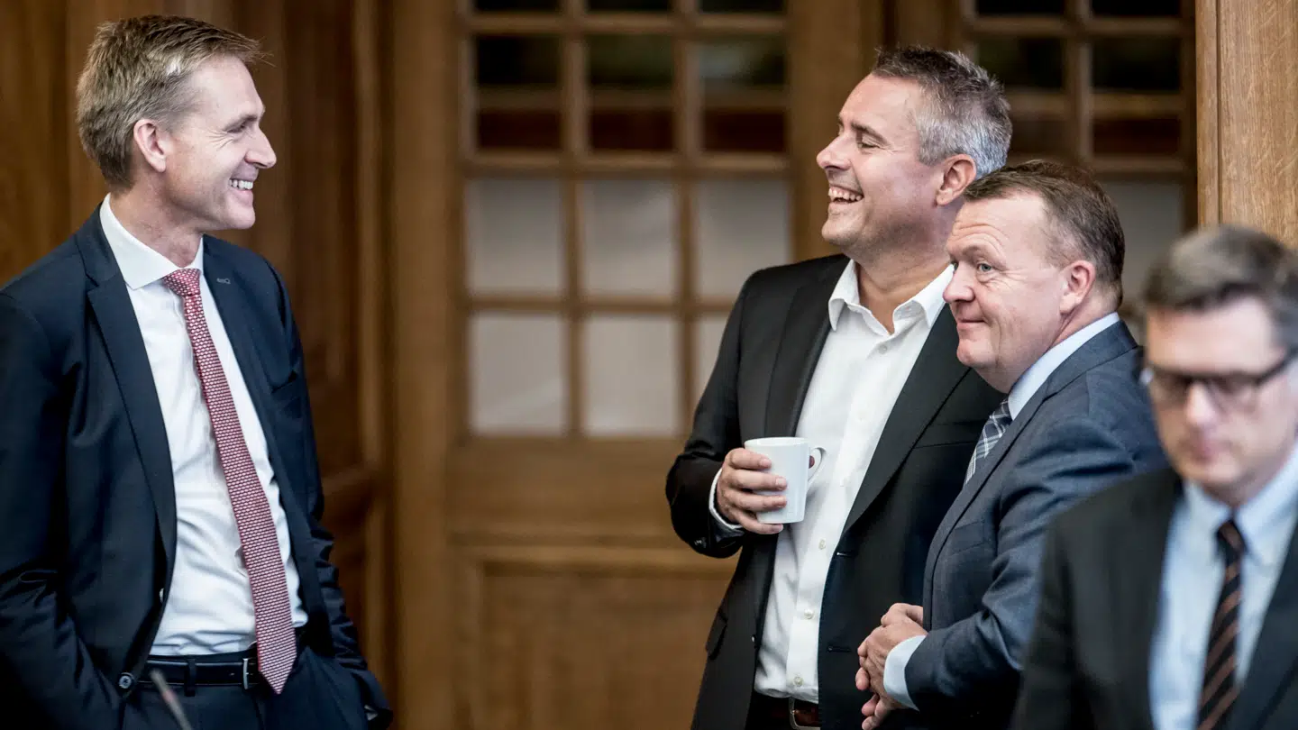 Henrik Sass Larsen har tidligere været gruppeformand for Socialdemokratiet, politisk ordfører og minister. Han har ligeledes både under Helle Thornings Schmidt og Mette Frederiksen haft en centrale rolle i partiet og i topledelsen. Her ses han i snak med Dansk Folkepartis tidligere formand Kristian Thuesen Dahl og Lars Løkke (M).