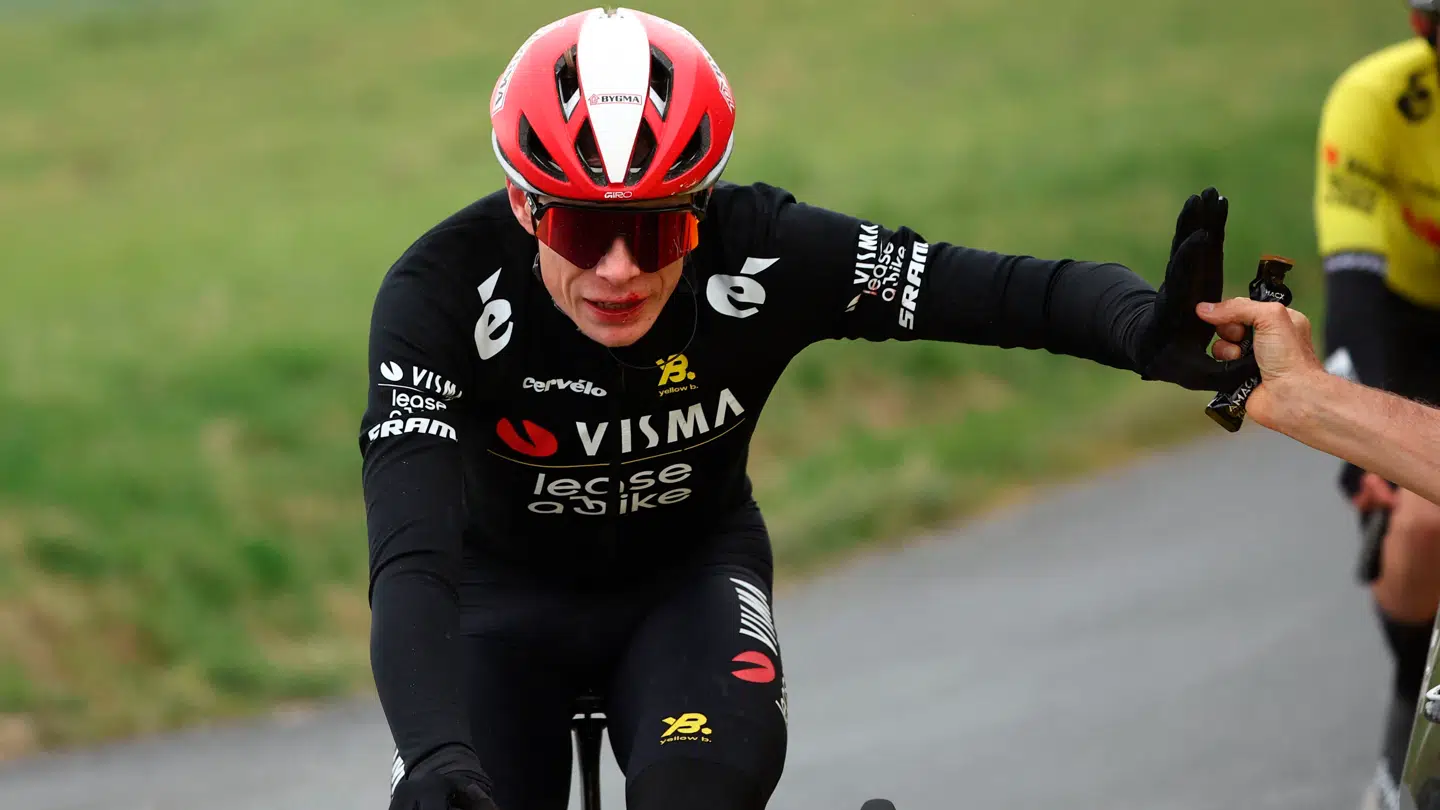 Jonas Vingegaard blødte fra læben, da han styrtede på femte etape i Paris-Nice. Han gennemførte, men måtte opgive at stille til start dagen efter.