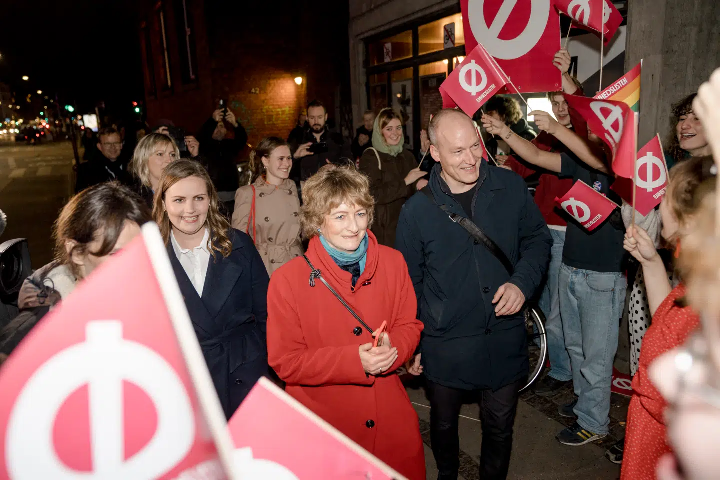 »Kapitalfonde og private udlejningsfirmaer har skubbet boligpriserne så højt i vejret, at det for helt almindelige københavnere bliver sværere og sværere at kunne bo i byen,« skriver Line Barfod (i midten) og Pelle Dragsted.