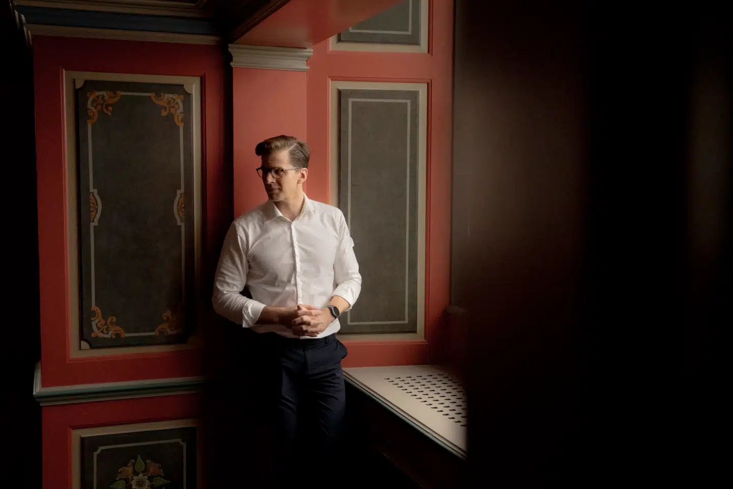 Alex Vanopslagh fotograferet på Christiansborg. Tør han indgå et væddemål?