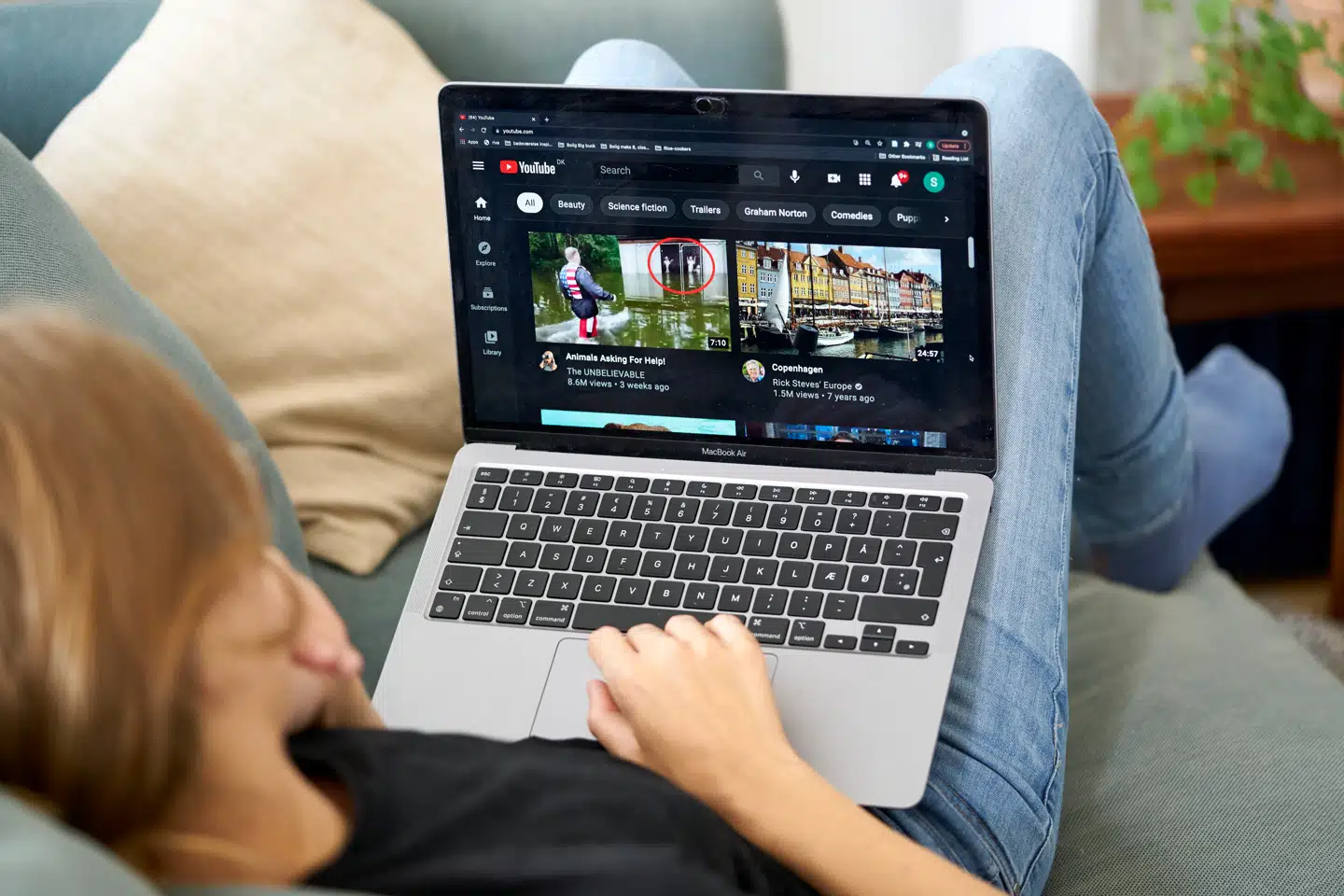 Endnu en gang skal tusinder af danskere skifte internetudbyder som følge af den hårde konkurrence om kunderne.