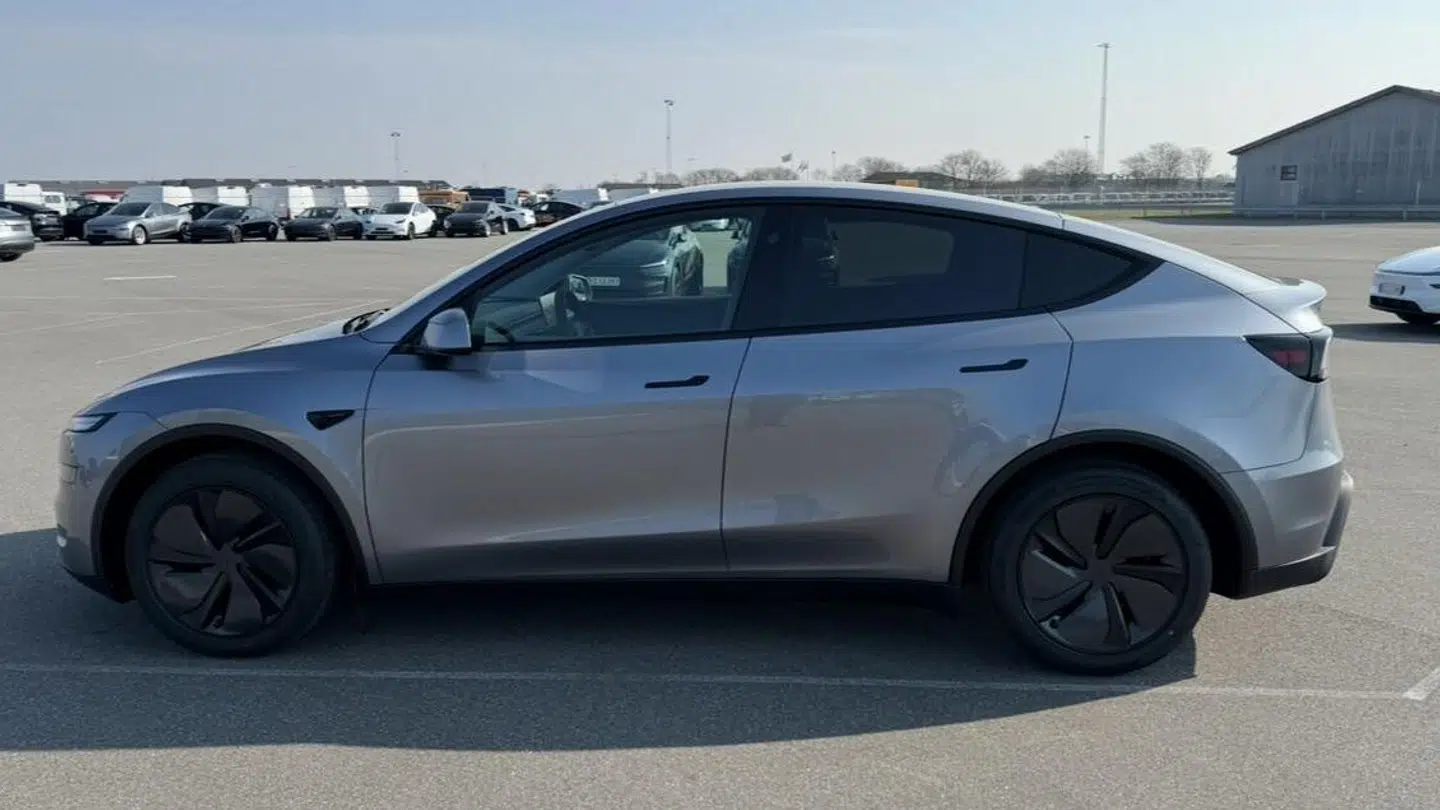 Simon Burkal nye Tesla Y.