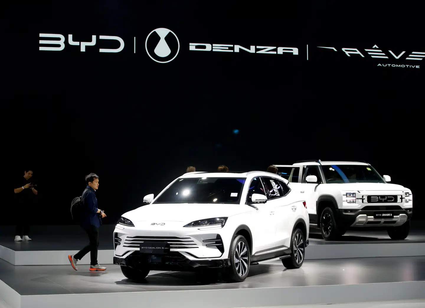 Bilfabrikanten BYD har hovedsæde i den kinesiske by Shenzhen, der ligger i provinsen Guangdong. BYD blev etableret i 2003.