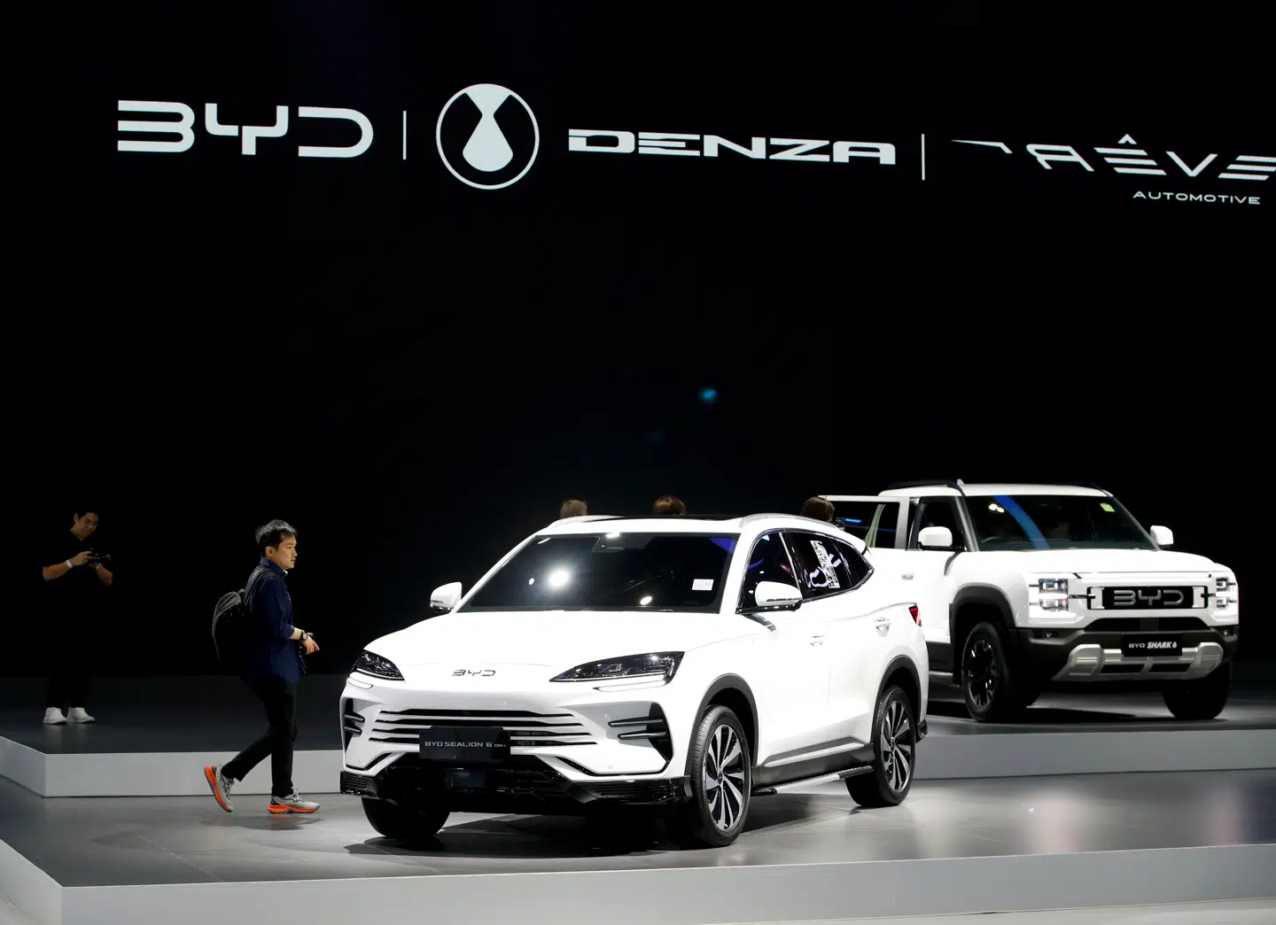 Bilfabrikanten BYD har hovedsæde i den kinesiske by Shenzhen, der ligger i provinsen Guangdong. BYD blev etableret i 2003.