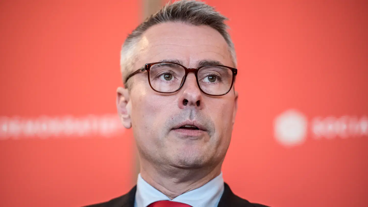 Den tidligere erhvervs- og vækstminister Henrik Sass Larsen er tiltalt for blandt andet at være i besiddelse af over 6.200 billeder og over 2.200 filmsekvenser med overgrebsmateriale med børn.