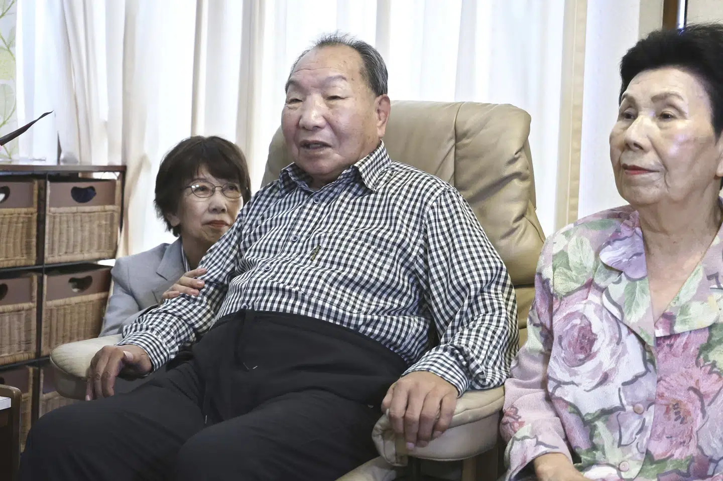 Iwao Hakamada sidder her sammen med sine søstre, der kæmpede for at få genoptaget mordsagen. (Arkivfoto).