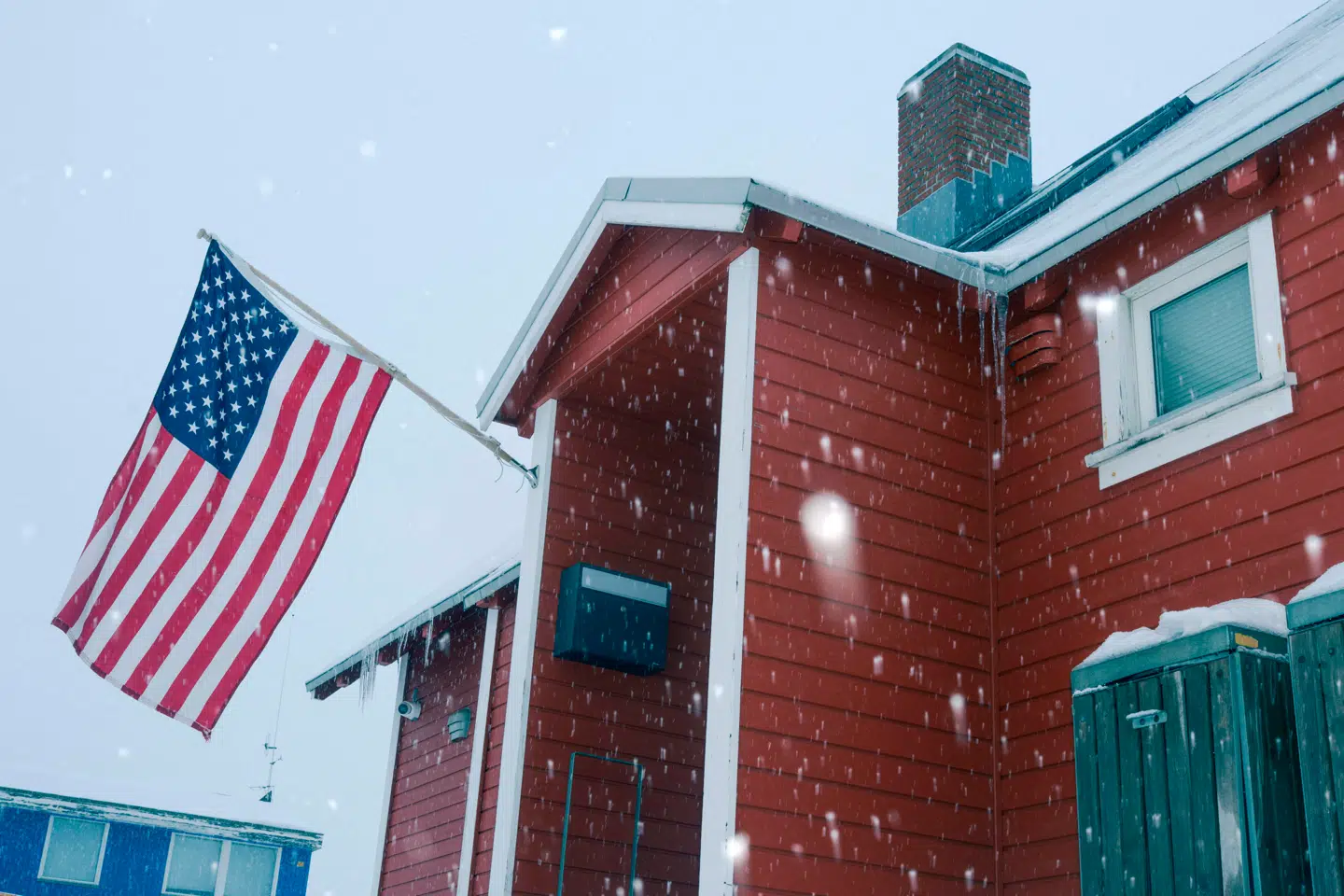 Det amerikanske flag hænger foran det amerikanske konsulat i Grønland.