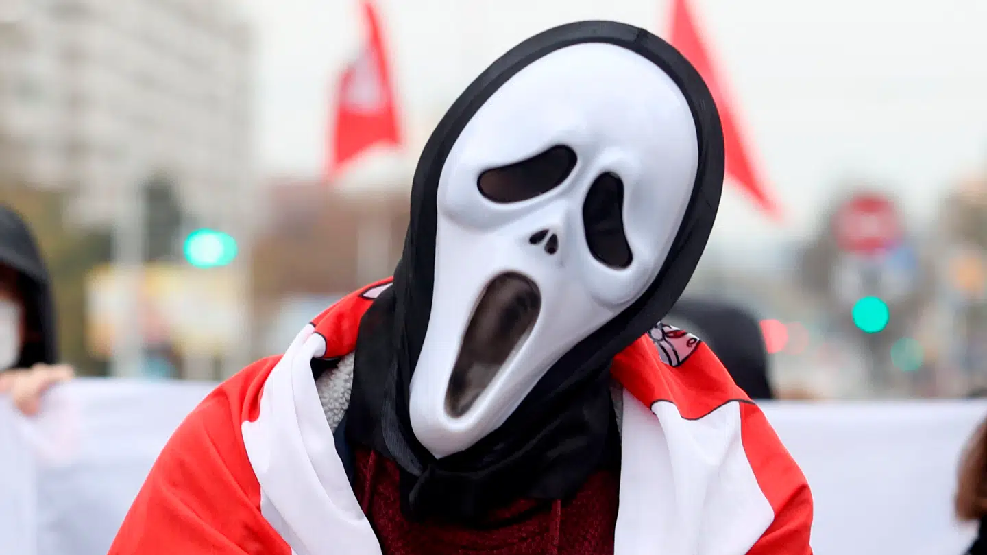 En mere absurd hændelse er også beskrevet i retspapirene, hvor hun fik en hel gruppe af drenge til at have sex med hende iført den ikoniske maske fra gyserfilmen Scream.