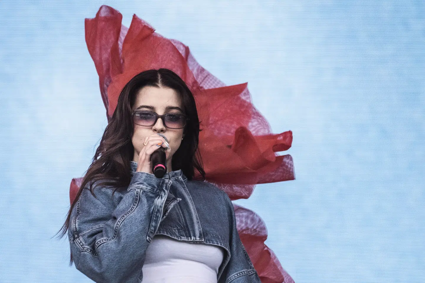 Ida Laurberg optrådte på Roskilde Festival sidste år. Hun er en af de tre kvindelige sangskrivere, der er i top-5 over mest indtjenende musiknumre for 2024. Ifølge musikorganisationen Koda er det en positiv udvikling, at der er kommet flere kvinder i toppen af hitlisten. (Arkivfoto).