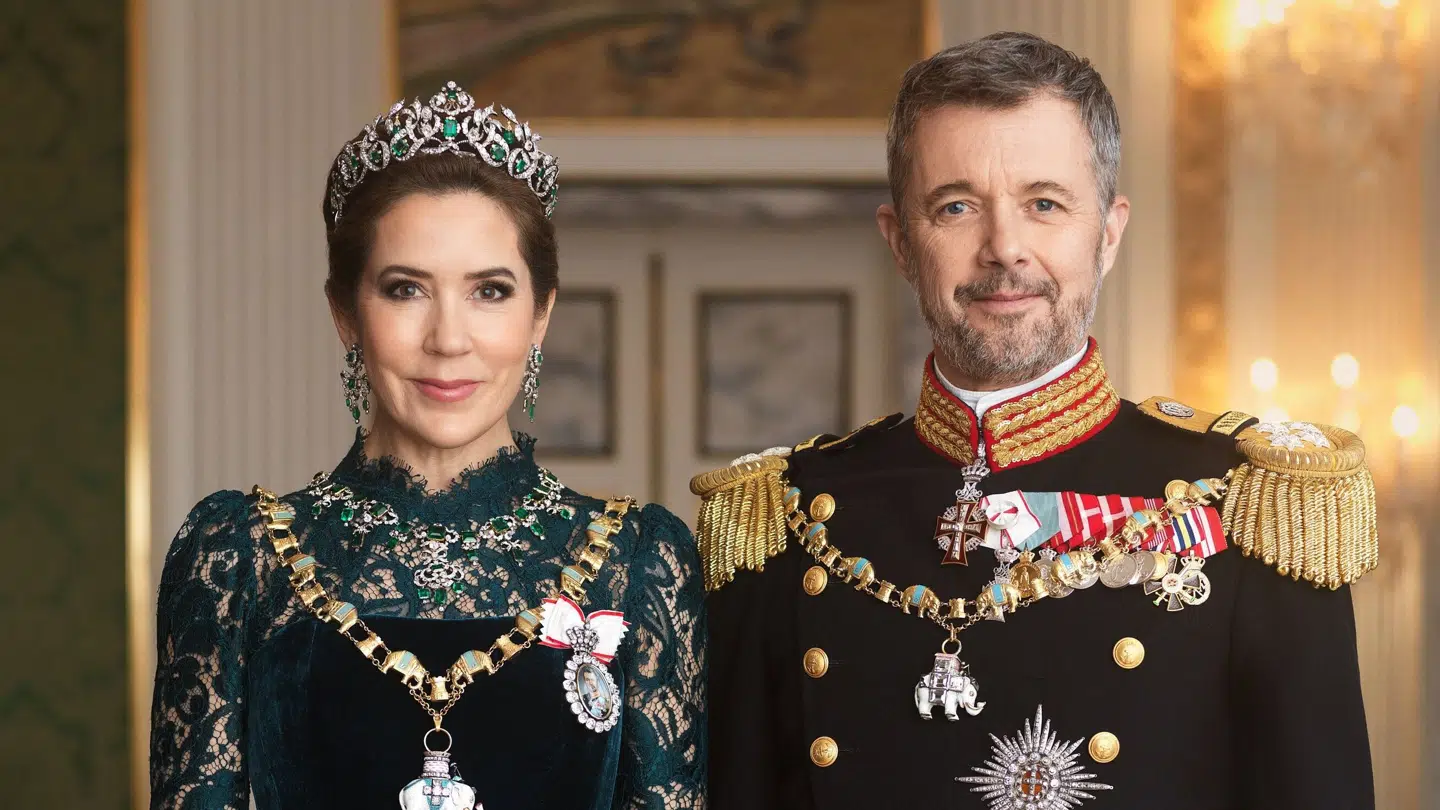 Gallaportrættet af kong Frederik og dronning Mary er taget af fotograf i Grønne Sal i De Kongelige Repræsentationslokaler på Christiansborg Slot.
